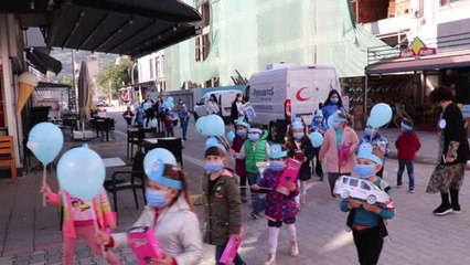 Anaokulu öğrencileri taşıdıkları dövizlerle Kovid-19 tedbirlerine dikkati çekti