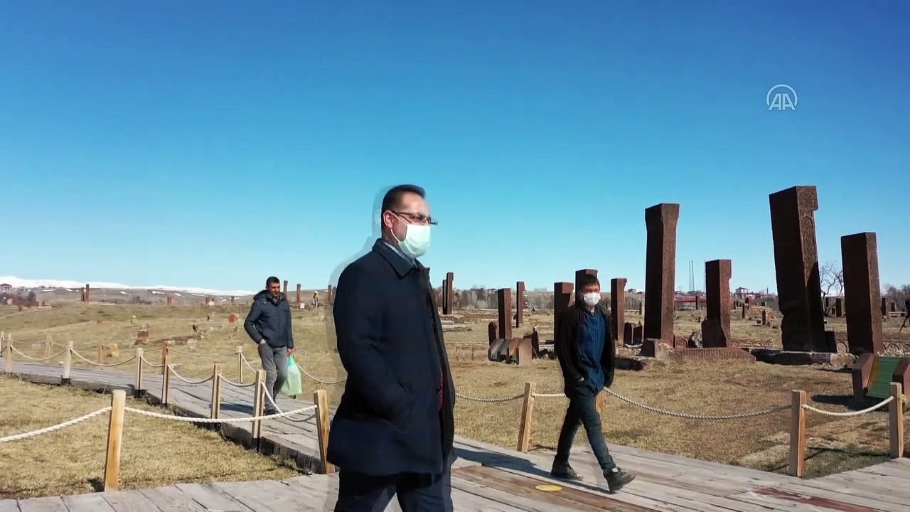 BİTLİS - Selçuklu Meydan Mezarlığı'nda toprak altındaki mezar taşları ortaya çıkarılarak yurt dışında tanıtılacak