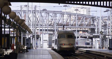 Les Parisiens prennent d'assaut les TGV et les avions pour fuir le confinement