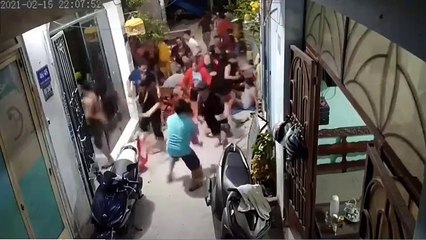 Đang chơi trò đỏ đen, bé gái hô công an làm tất cả chạy tóe khói