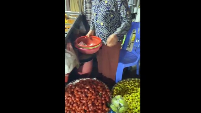 Bị phát hiện cân gian, người bán hàng ném tiền thừa của khách xuống đất