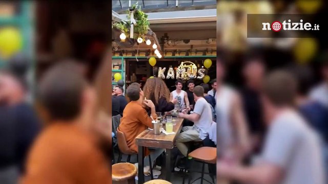 Coronavirus, a Tel Aviv riaprono ristoranti e si balla sui tavoli: merito della campagna vaccinale