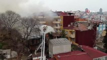 Beyoğlu İstiklal Mahallesi'nde bir binada yangın çıktı. Alevli şekilde yanan binaya itfaiye ekiplerinin müdahalesi sürüyor.