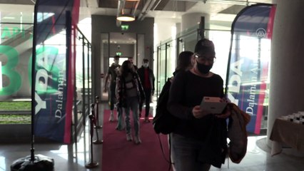 MUĞLA - Dalaman'a gelen ilk Rus turist kafilesi çiçek ve lokumla karşılandı