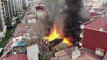 Beyoğlu'nda ahşap bina alev alev yandı