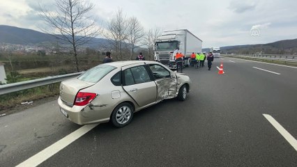 DÜZCE - Anadolu Otoyolu'nda kaza yapan otomobildeki anne-kız yaralandı