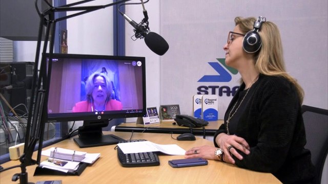 Η Αθηνά Λινού και ο πίνακας ζωγραφικής με τα 5 παιδιά της, που της λείπουν λόγω πανδημίας