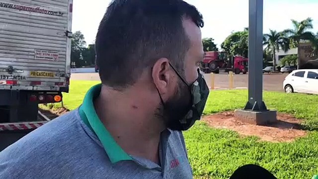 Caminhões colidem na PR-323 e motorista de Iporã fica ferido