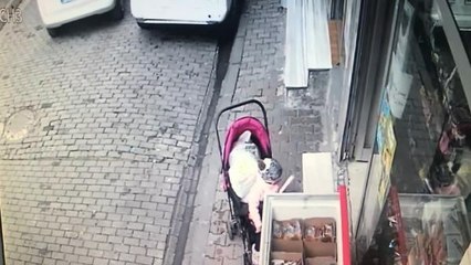 BAĞCILAR'DA BEBEK ARABASI DEVRİLDİ, SÜRÜCÜNÜN DİKKATİ FACİAYI ÖNLEDİ