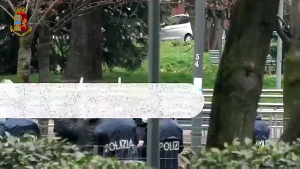 Milano - Piazzale Insubria Polizia interrompe gioco d'azzardo nei giardini pubblici (19.03.21)