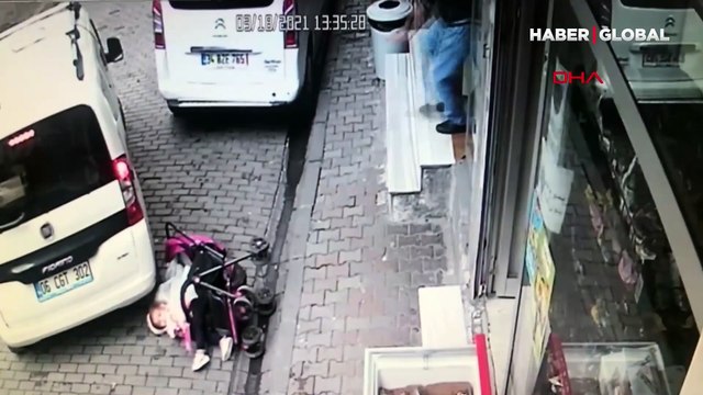Bebek arabası yola devrildi! Sürücünün dikkati faciayı önledi!