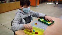 Joel escribe su nombre en Braille con las piezas de LEGO