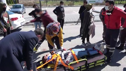 Kaza yapan ailenin, yaralı çocuğu kurtarma telaşı kameralara yansıdı