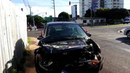 Carro e caminhão se envolvem em colisão na Avenida Brasil, no Bairro Coqueiral