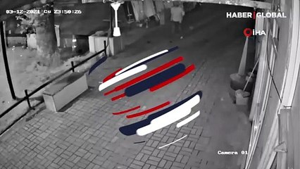 Bir taşla üç telefon çalan hırsız kamerada