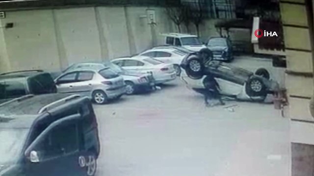 Fren yerine gaza basan sürücü 8 metrelik otopark duvarından düştü...O anlar kamerada