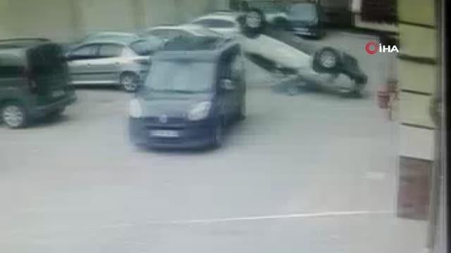 Son dakika haberi! Fren yerine gaza basan sürücü 8 metrelik otopark duvarından düştü...O anlar kamerada