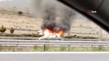 Adana’da otoyol üzerinde bir otomobil alev alev yandı.