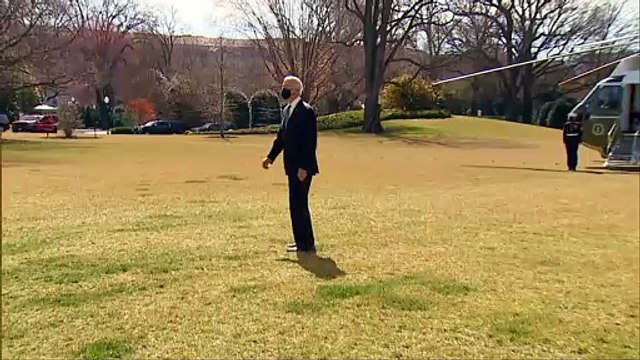 Джо Байден упал, поднимаясь по трапу самолета