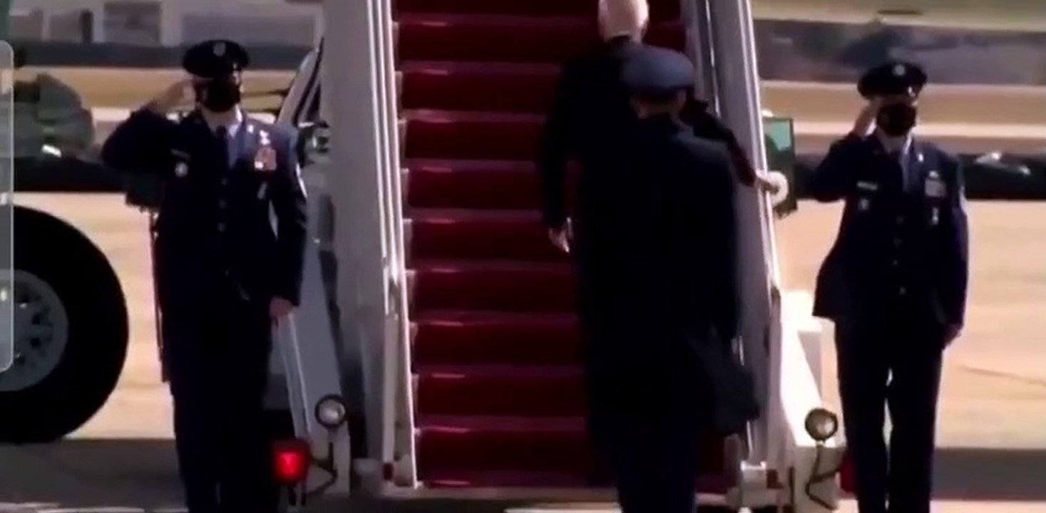 ABD Başkanı Joe Biden'ın zor anları! Uçağa binerken böyle düştü