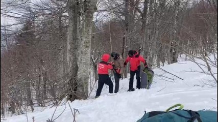 Yamaç paraşütü yaparken ağaçta asılı kaldı; o anlar kamerada