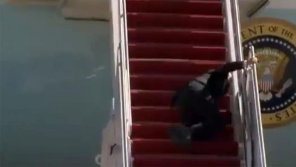 ABD Başkanı Biden, uçağa binerken 3 kez üst üste düştü