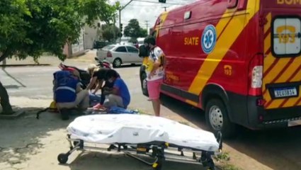 Após pneu furar, mulher fica ferida ao cair de moto na Rua Jacarezinho