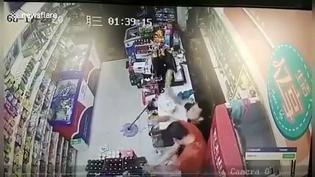 Ce commerçant se défend d'un voleur en utilisant ses bières