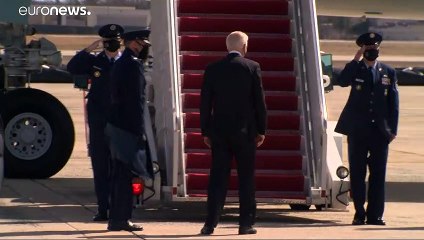 شاهد: بايدن يتعثر عدة مرات أثناء صعوده إلى الطائرة الرئاسية