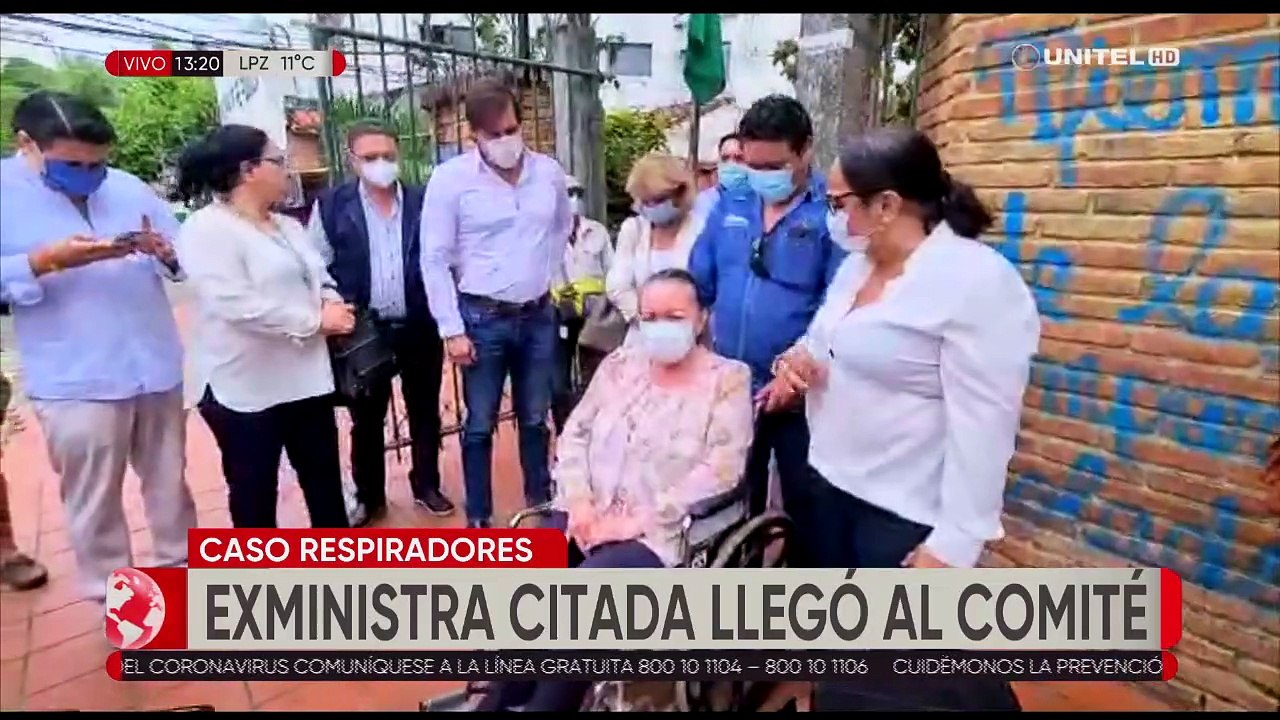 Exministra de Salud, Eidy Roca, llegó al Comité cívico en busca de refugio