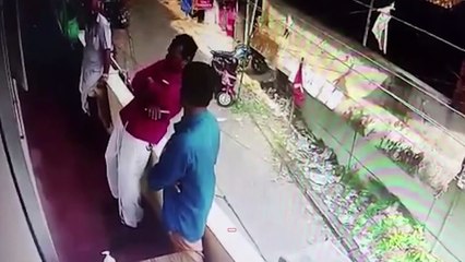 Man Who Fell From a Balcony Escapes Death Thanks To Bystander Who Caught Him by the Foot