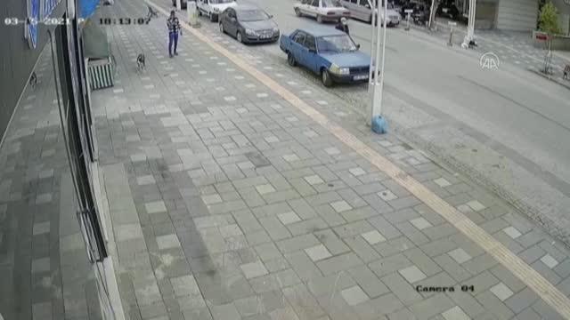 Pitbull cinsi köpeğin saldırısına uğrayan 2 polis yaralandı