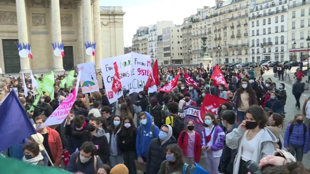 No nature, no future : plusieurs centaines de jeunes manifestent à Paris pour défendre le climat