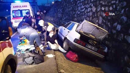 Yoldan çıkan otomobil yön levhasına çarparak durdu