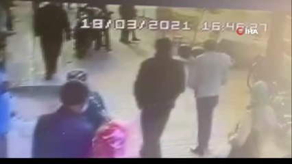 Üzerlerine gelip kaldırıma çıkan otomobilden son anda kurtuldular.. O anlar kamerada