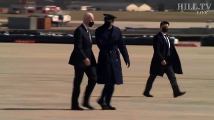 Download Video: La terrible vidéo qui fait le tour du monde du Président des Etats-Unis, Joe Biden, qui tombe à trois reprises ce soir en montant dans son avion