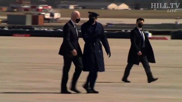 La terrible vidéo qui fait le tour du monde du Président des Etats-Unis, Joe Biden, qui tombe à trois reprises ce soir en montant dans son avion