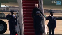 Biden se tropiezó tres veces al subir las escaleras del avión presidencial