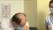 El primer ministro francés se vacuna con AstraZeneca