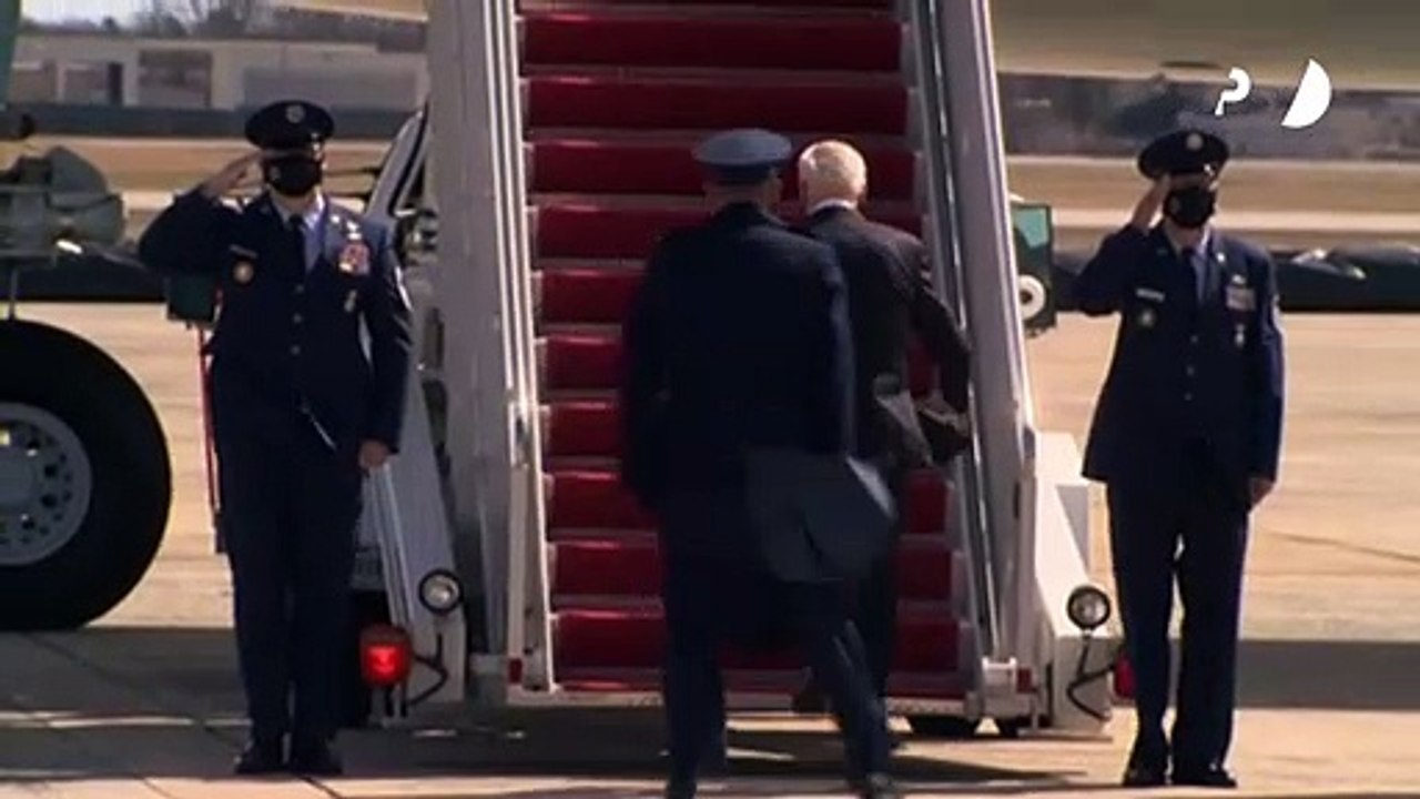 Biden tropeça
