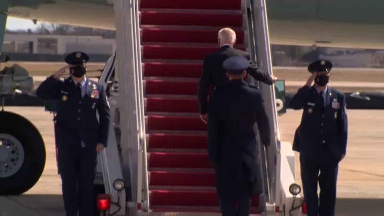 Joe Biden se tropieza tres veces al subir las escaleras del Air Force One