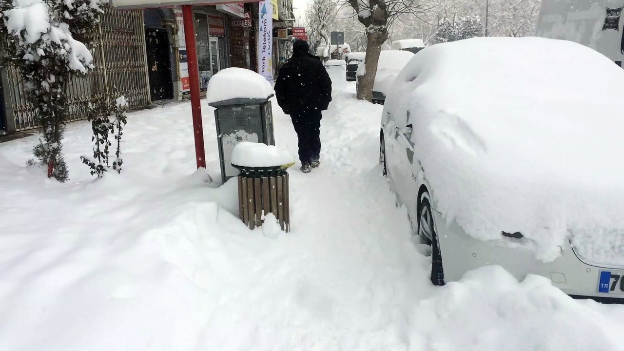 Siyah adam karda ayı gibi gidiyor