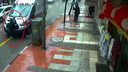 Ambulansın çarptığı down sendromlu genç metrelerce sürüklendi