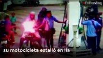 El angustioso momento en que unos hombres tratan de apagar una motocicleta en llamas