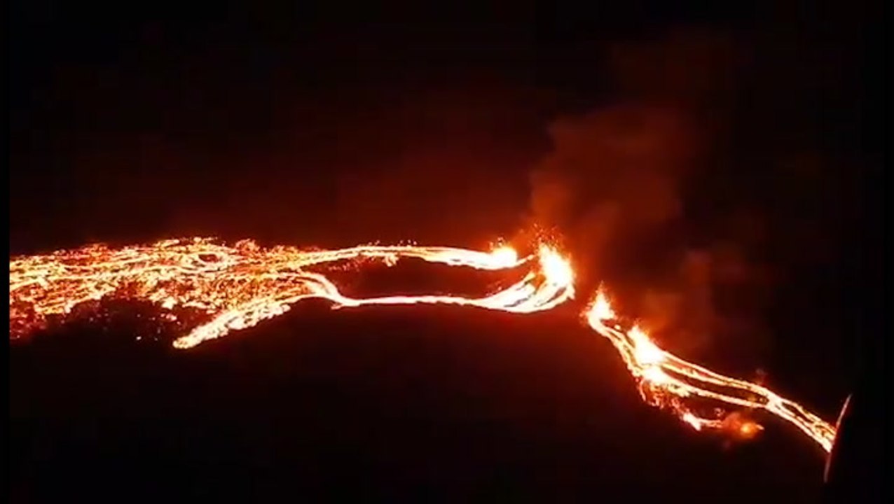 Volcano erupts on Icelandic peninsula