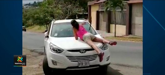 tn7-Mujer-iba-discutiendo-con-conductor-subida-en-la-tapa-del-motor-190321