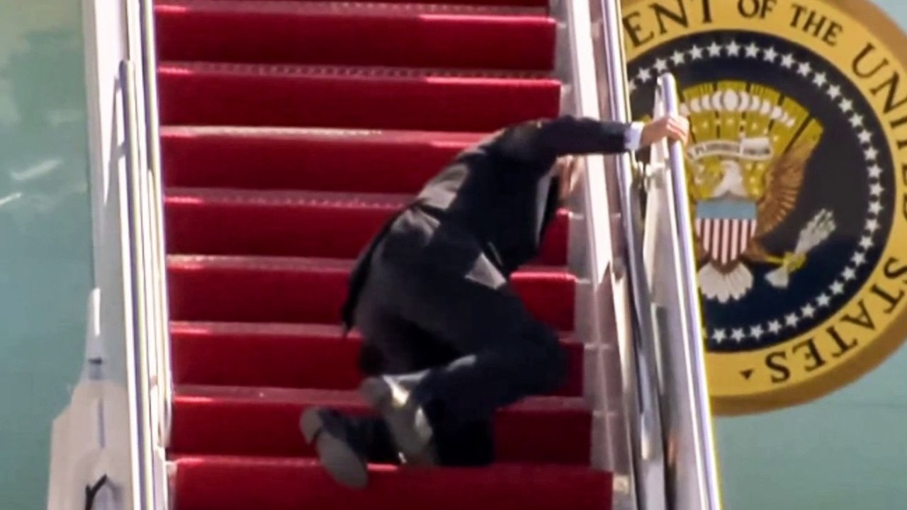HUGE BREAKING: Biden Falls Several Times Boarding Air Force One – Ends Up on His Knees