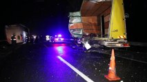 BOLU - Yolcu otobüsü arızalanan kamyona çarptı: 3 yaralı