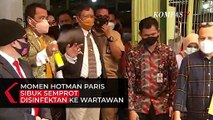 Momen Hotman Paris Sibuk Semprot Disinfektan ke Wartawan, Saat Mahfud Diwawancara