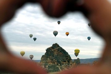 Kapadokya'da gökyüzü balonlarla renklendi